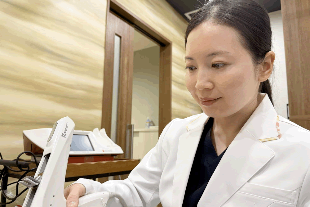 フィロルガ注射の施術をしている医師