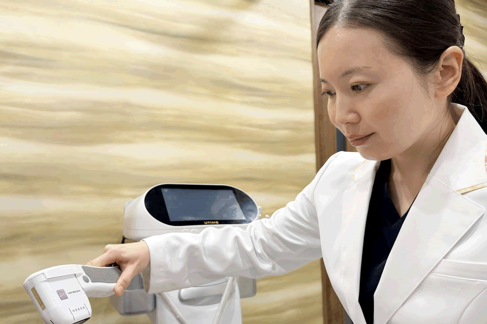 ハイフを肌に当てている医師