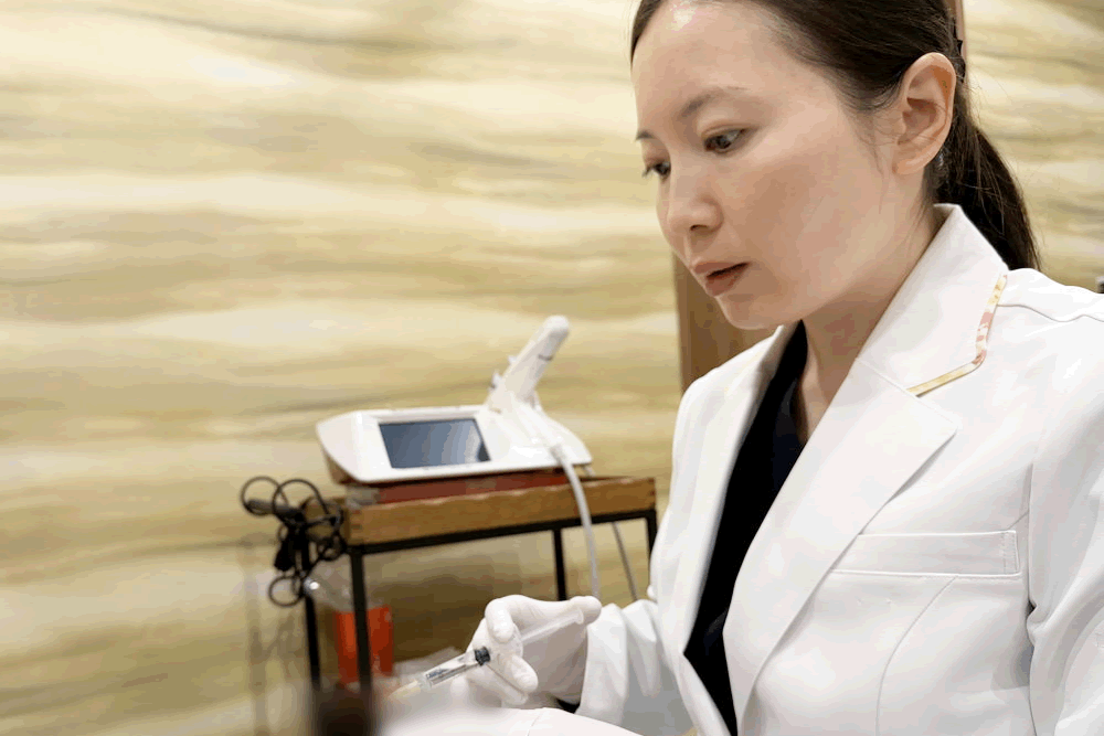 顎にヒアルロン酸を注入している医師