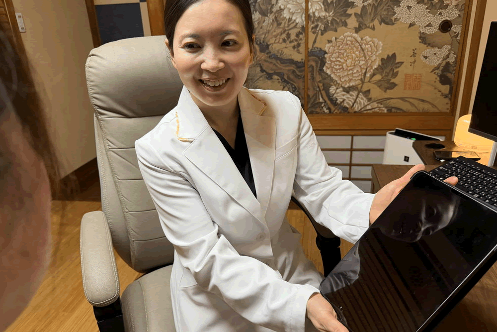 NMN点滴の施術を受ける頻度を説明している医師