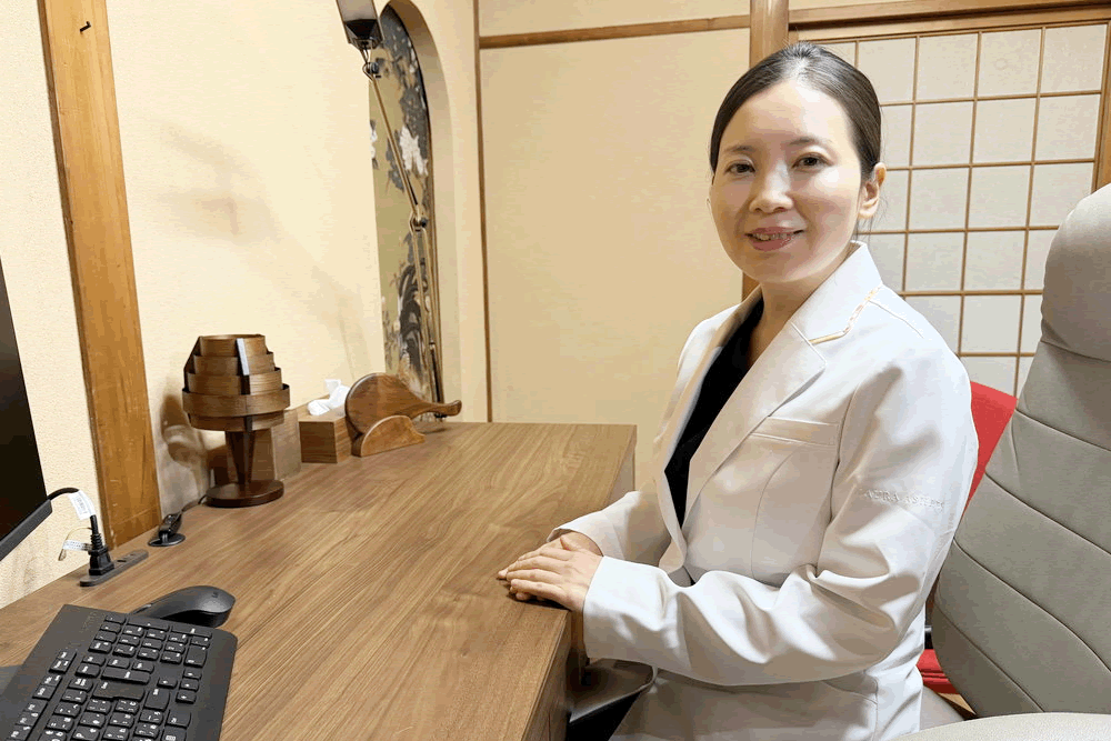 鼻翼について説明している医師