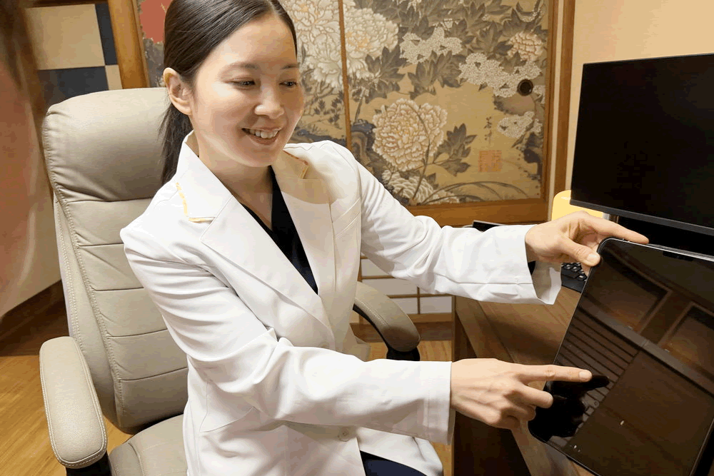 ピコトーニングの効果を説明している医師