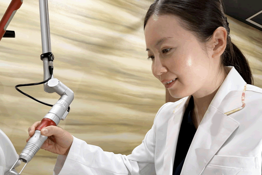 肌にレーザーを当てている先生