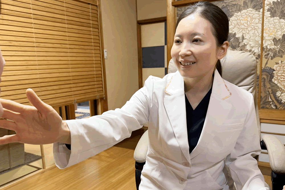 ハイフの注意点を説明している医師