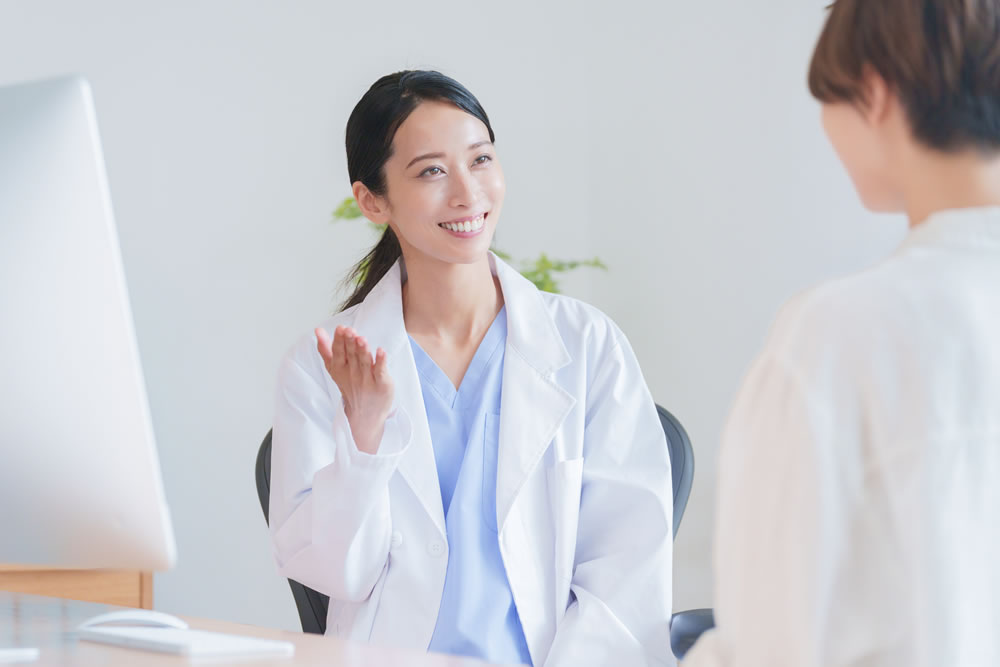 カウンセリングをしている医師