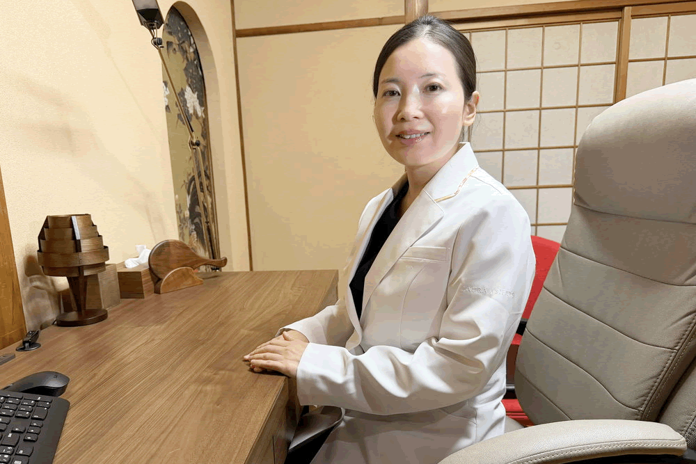 唾液腺ボトックスを説明している医師