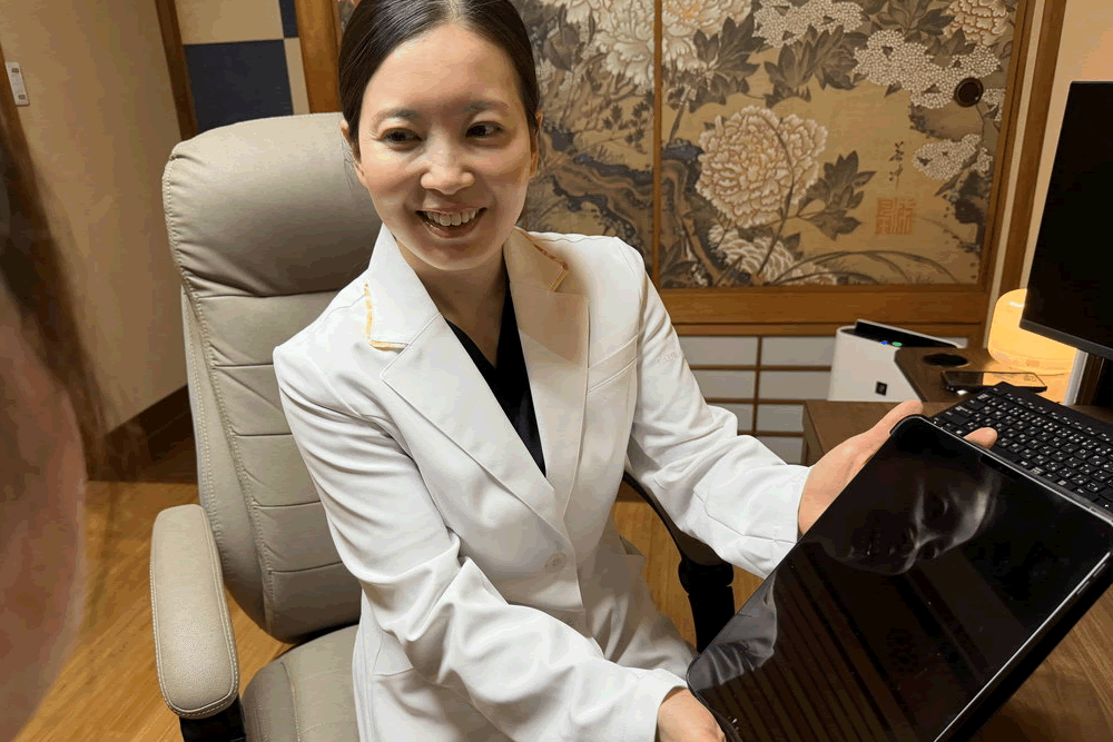 白玉注射と白玉点滴の違いを説明している医師