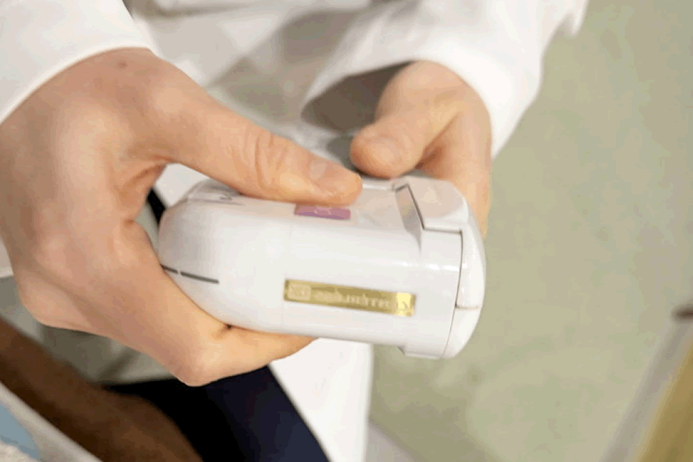 ハイフのカートリッチを変えている医師