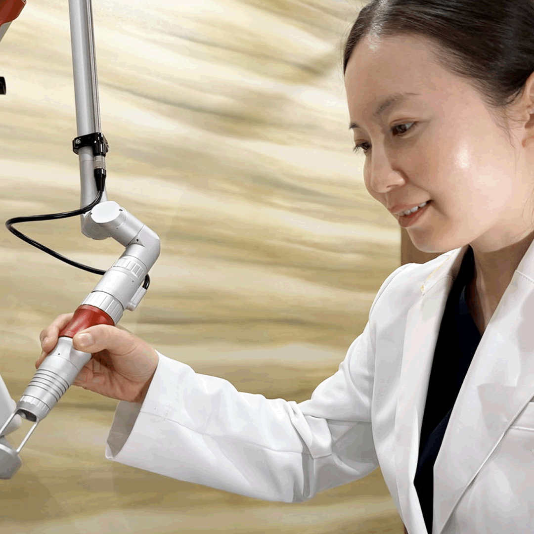 レーザー治療をしている医師