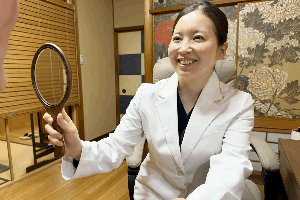 しわついて説明している医師