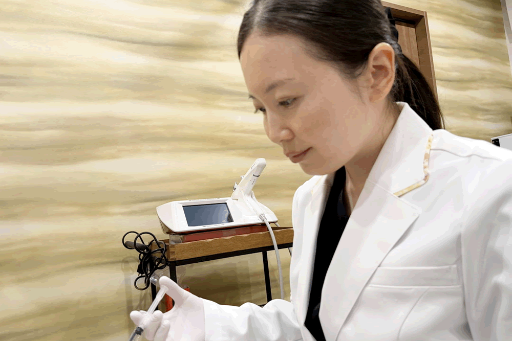 鼻翼にボトックスを注入している医師