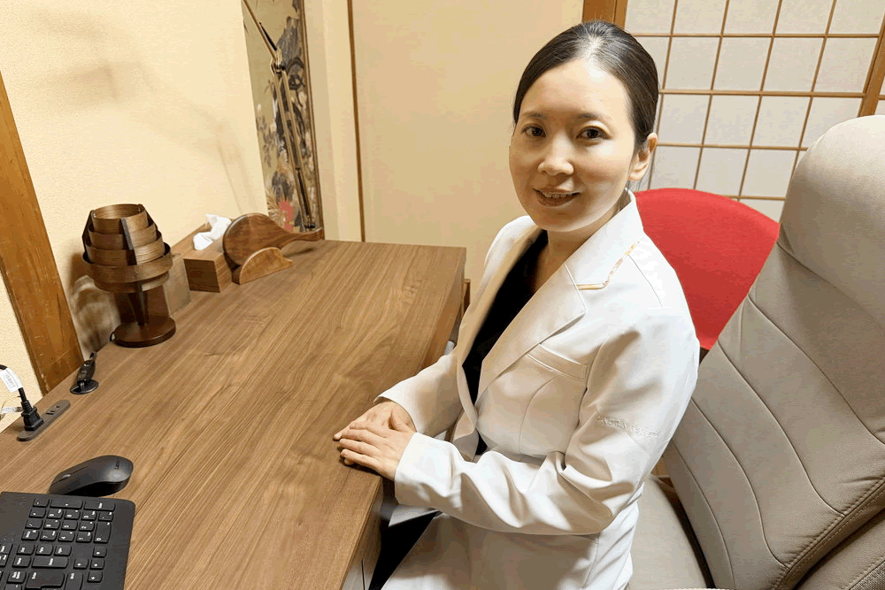 肩こりボトックスについて説明をしている医師