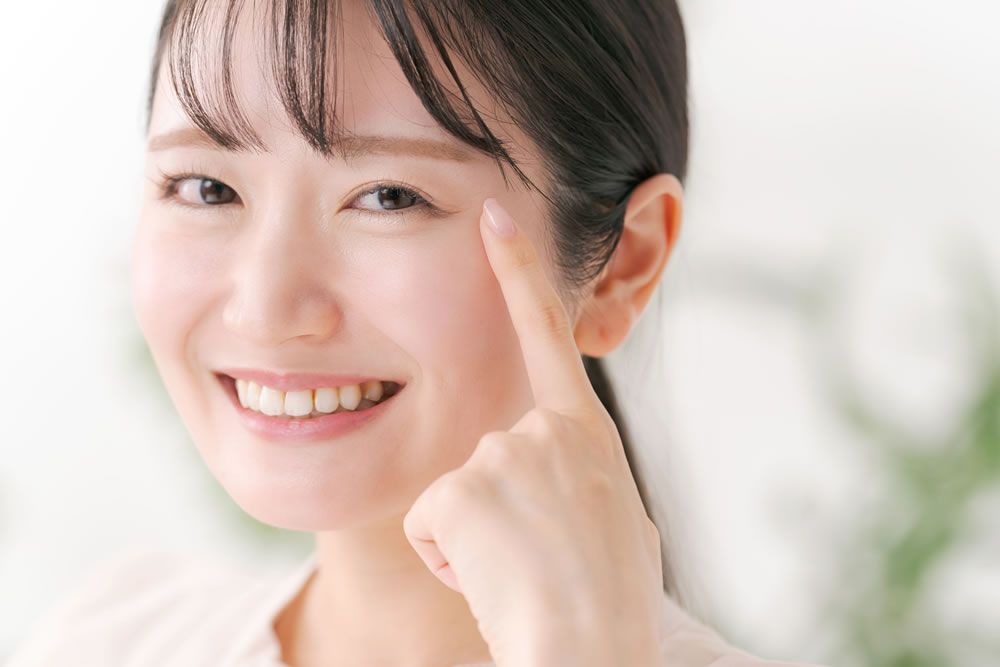 目元のしわが気になる女性
