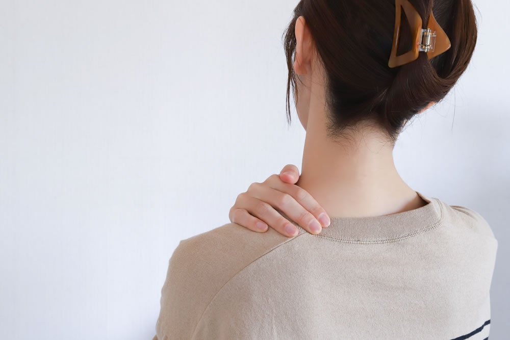肩こりに悩む女性