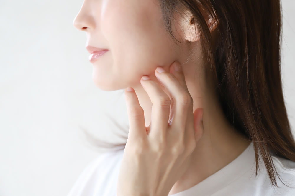 顎にヒアルロン酸を注入しようとしている女性