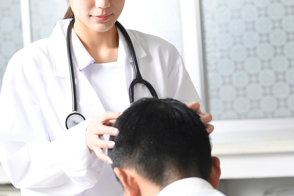 AGAの説明をしている医師