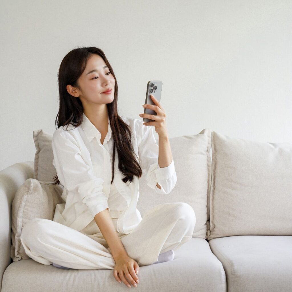 口コミを確認している女性