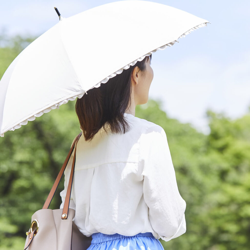 紫外線対策している女性