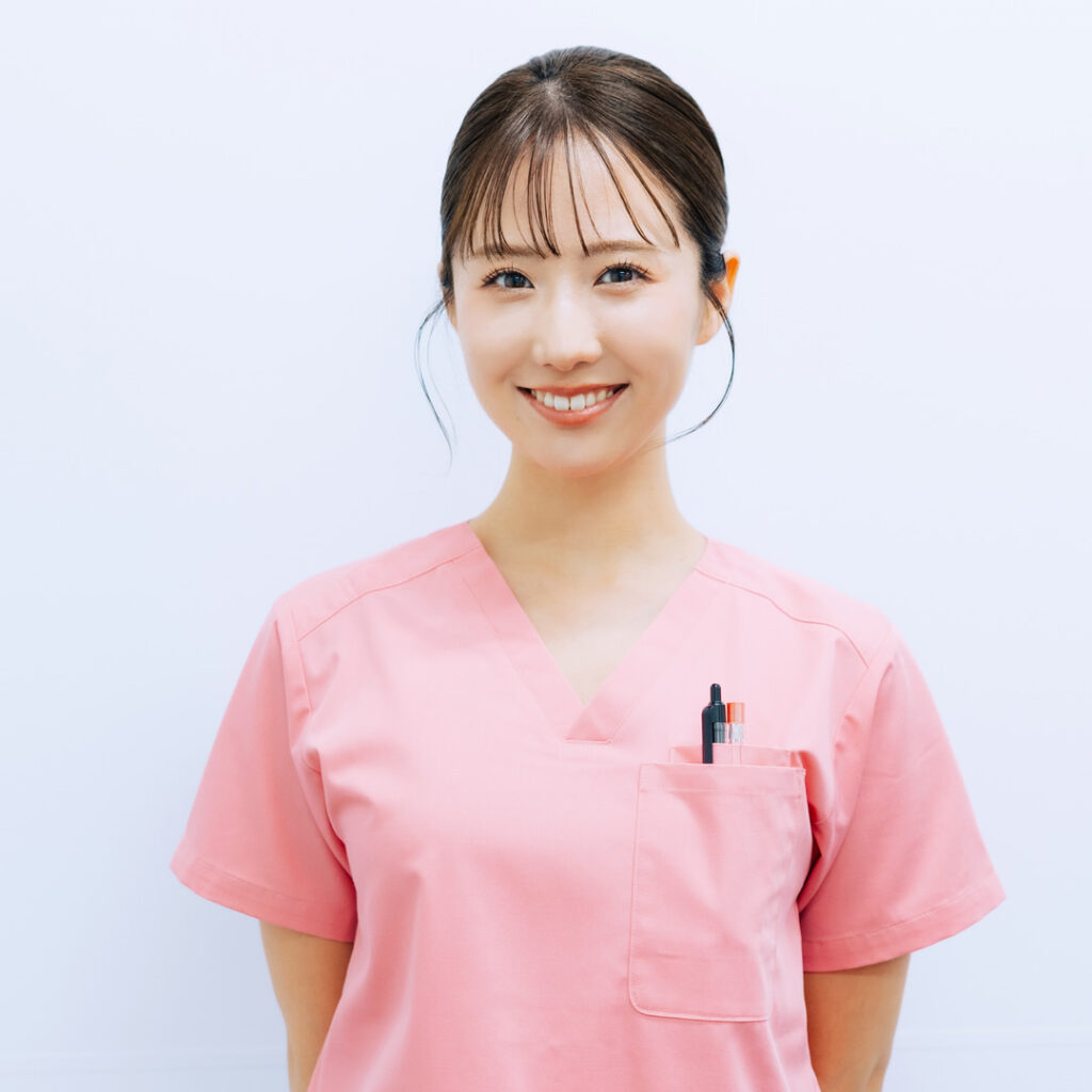 PRP治療は“名医”に任せるべき理由について説明をしている看護師