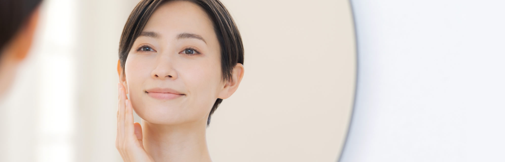 鏡を見ている女性